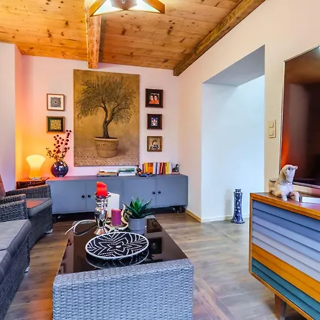ヴィラ Four Bedroom Luxury By The With Infrasauna And Grill Jevany